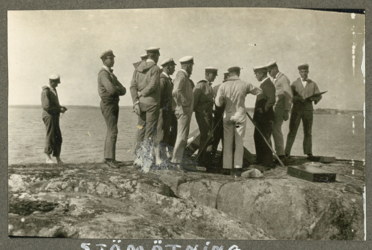 Bilden visar en grupp sjömän under praktiskt utbildning i sjömätning.