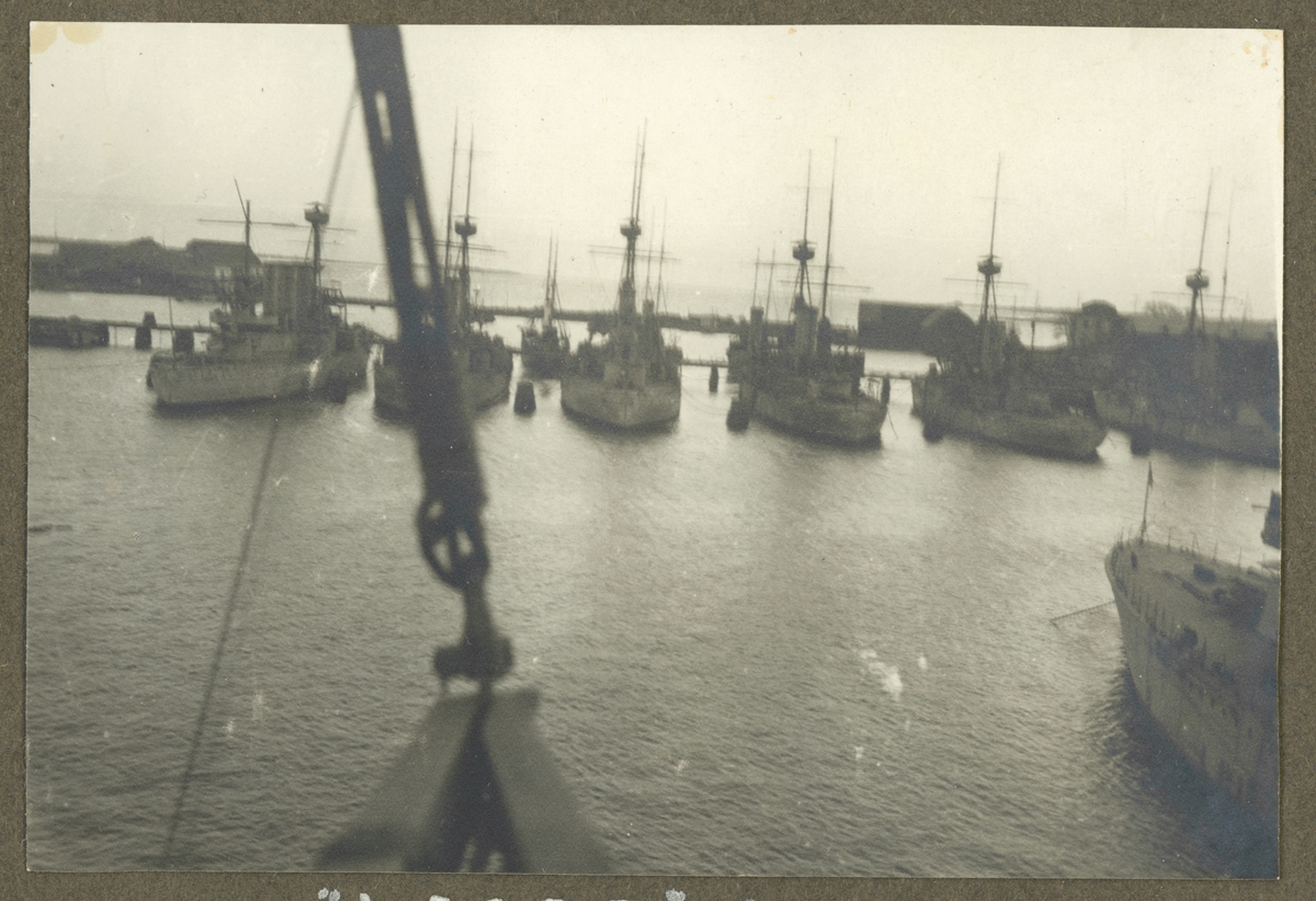 Bilden visar örlogsfartyg som ligger förtöjt vid skeppsbron i Karlskronas örlogshamn.