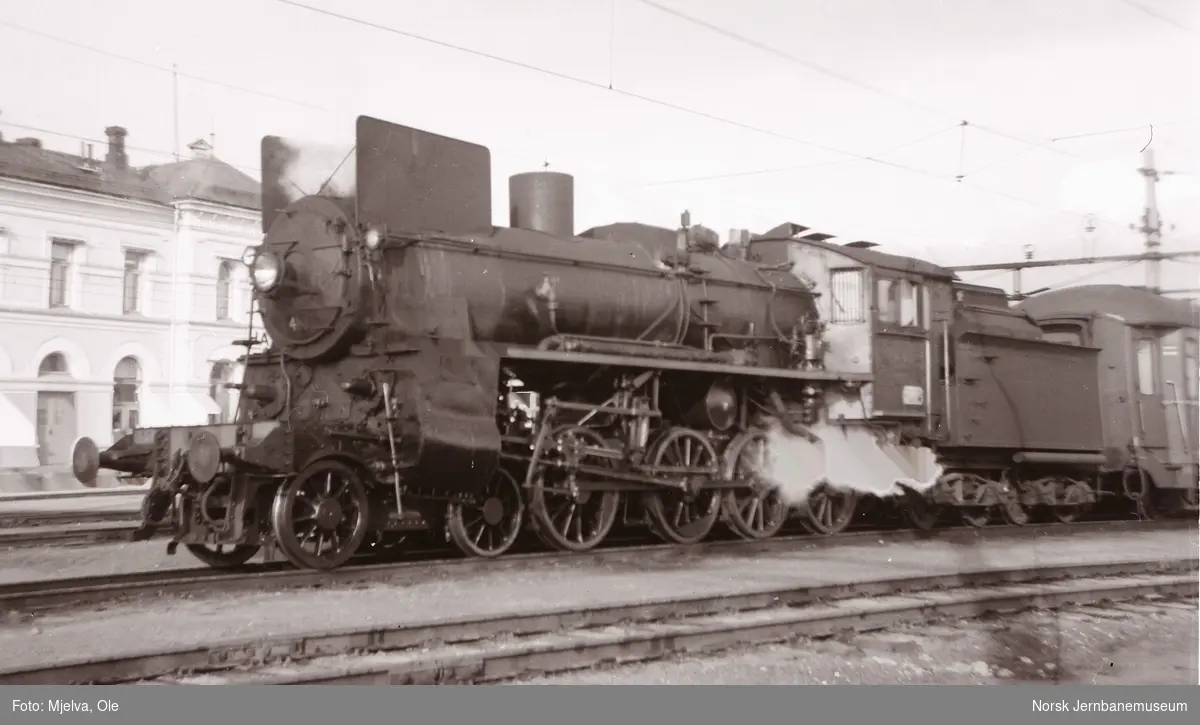 Damplokomotiv type 26c med persontog på Hamar stasjon