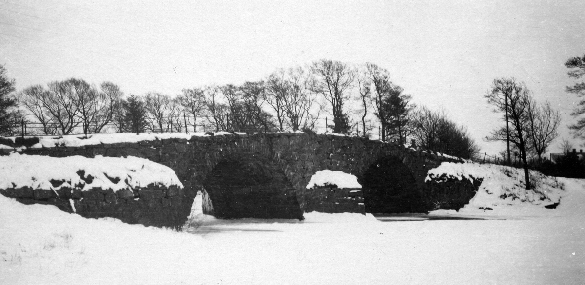 Den gamla pittoreska bron över Fylleån, uppförd år 1809, riven omkring 1935.