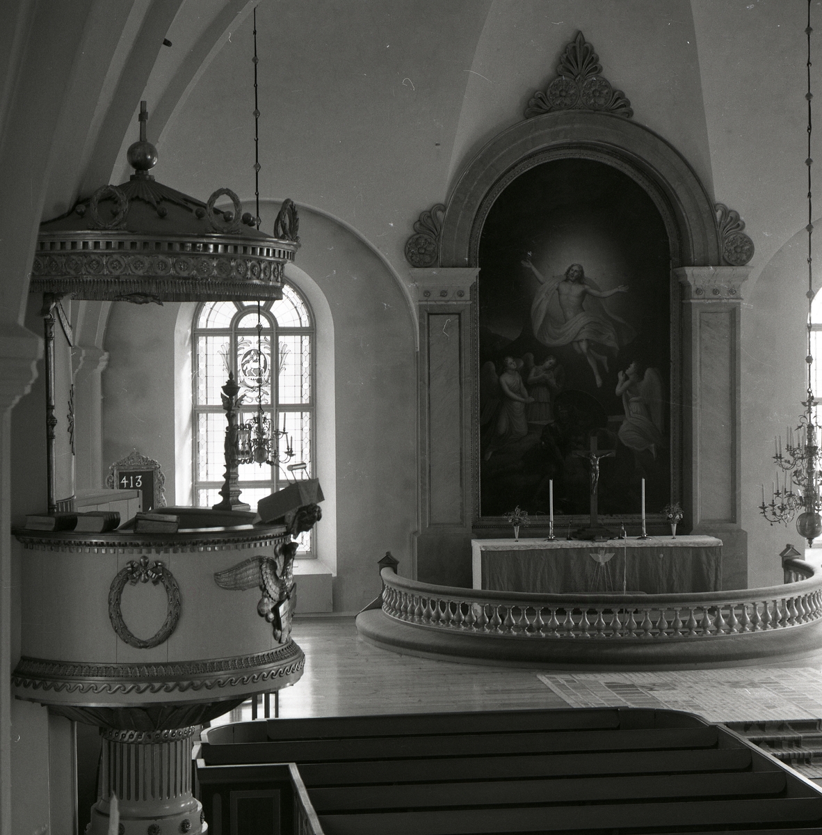 Interiör med predikstol och altare i Alfta kyrka 1981.
