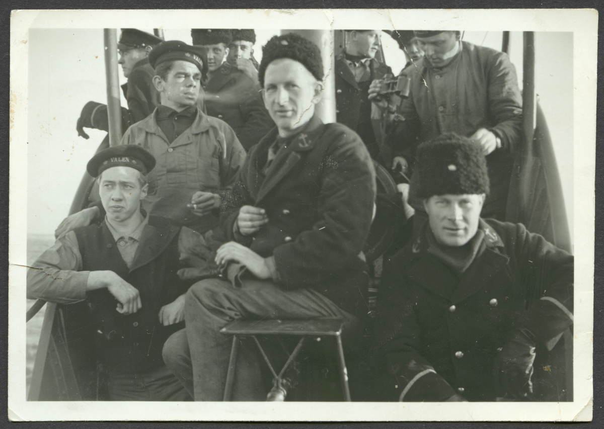 Bilden visar besättningsmän från ubåten Valen som har samlats för ett gruppfoto.