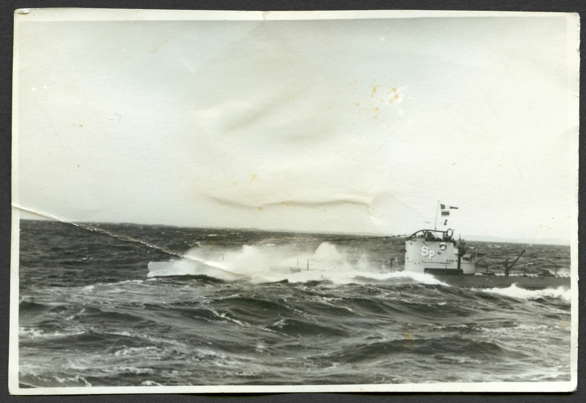 Bilden visar ubåten Springaren till sjöss.