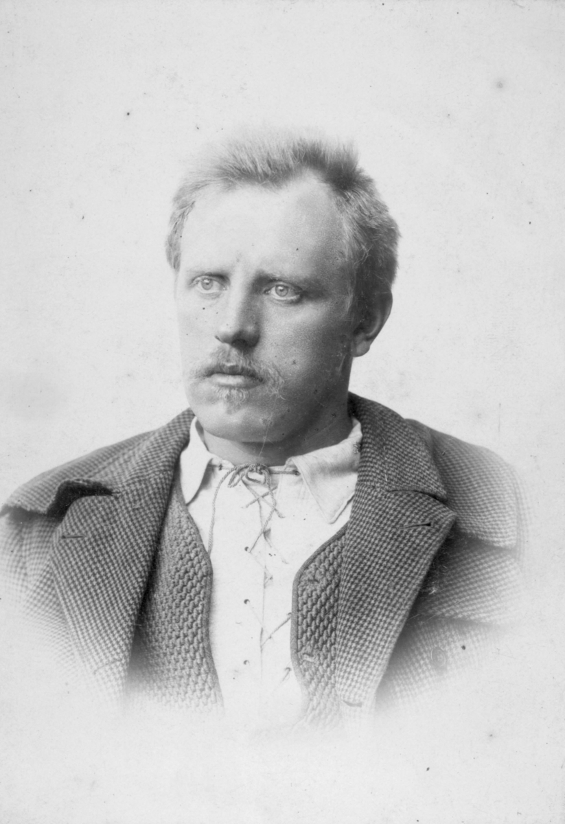 Et visittkort med portrett av polfarer, oppdager, diplomat og vitenskapsmann Fridtjof Nansen. Fridtjof Nansen ble fotografert av fotograf Wickstrøm i Vardø etter at han kom tilbake fra "Fram-ekspedisjonen" 13. august 1896.