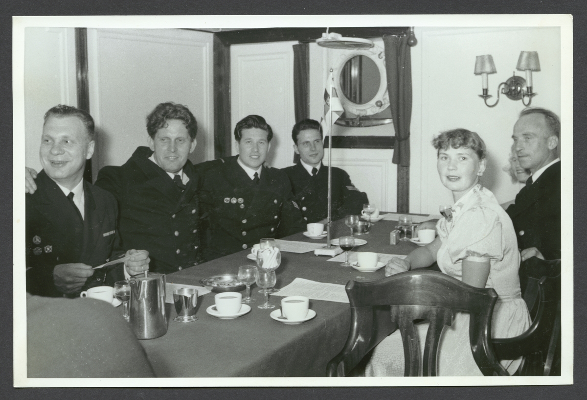 Bilden visar Gösta Larsson och andra sjömän vid en sammankomst i mässan av ubåtsdepåfartyget Patricia.