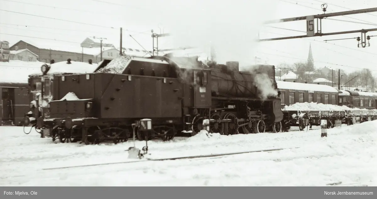 Damplokomotiv type 31b nr. 448 med N-vogner lastet med snø i Lodalen
