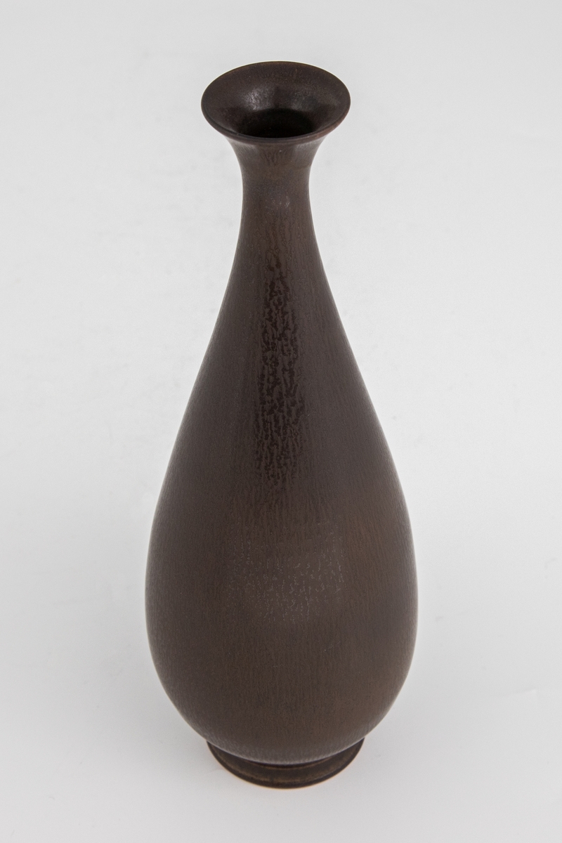 Balusterformet vase i dreid steingod med brun harepelsglasur.