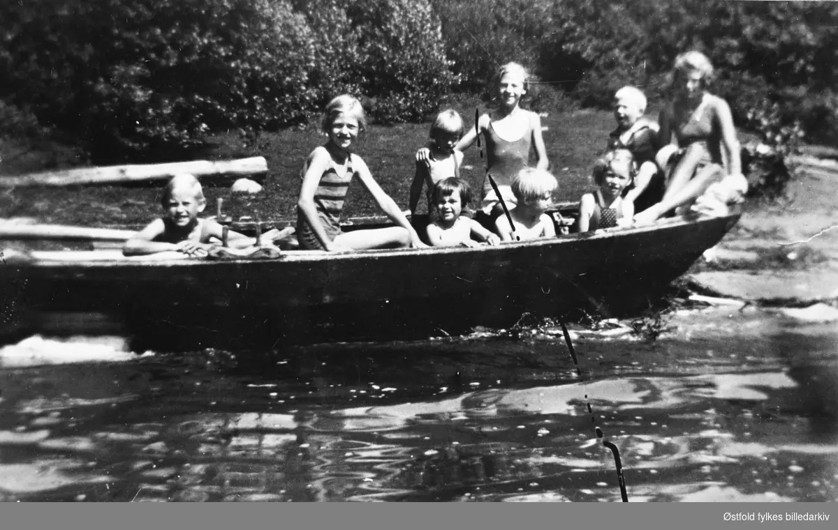 Badende barn i båt, ca 1941-42. Barn fra Grotten sammen med badegjester, Ullerøy i Skjeberg 1941-42.