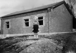 Torunn Heed F. 1941 (gift Øhrn) foran det gamle elektrisitet