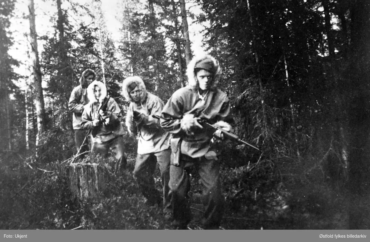 "Gutta på skauen", Hjemmestyrkene, Greåker-gutter trener i Sverige ca. 1944-45. Våpentrening.