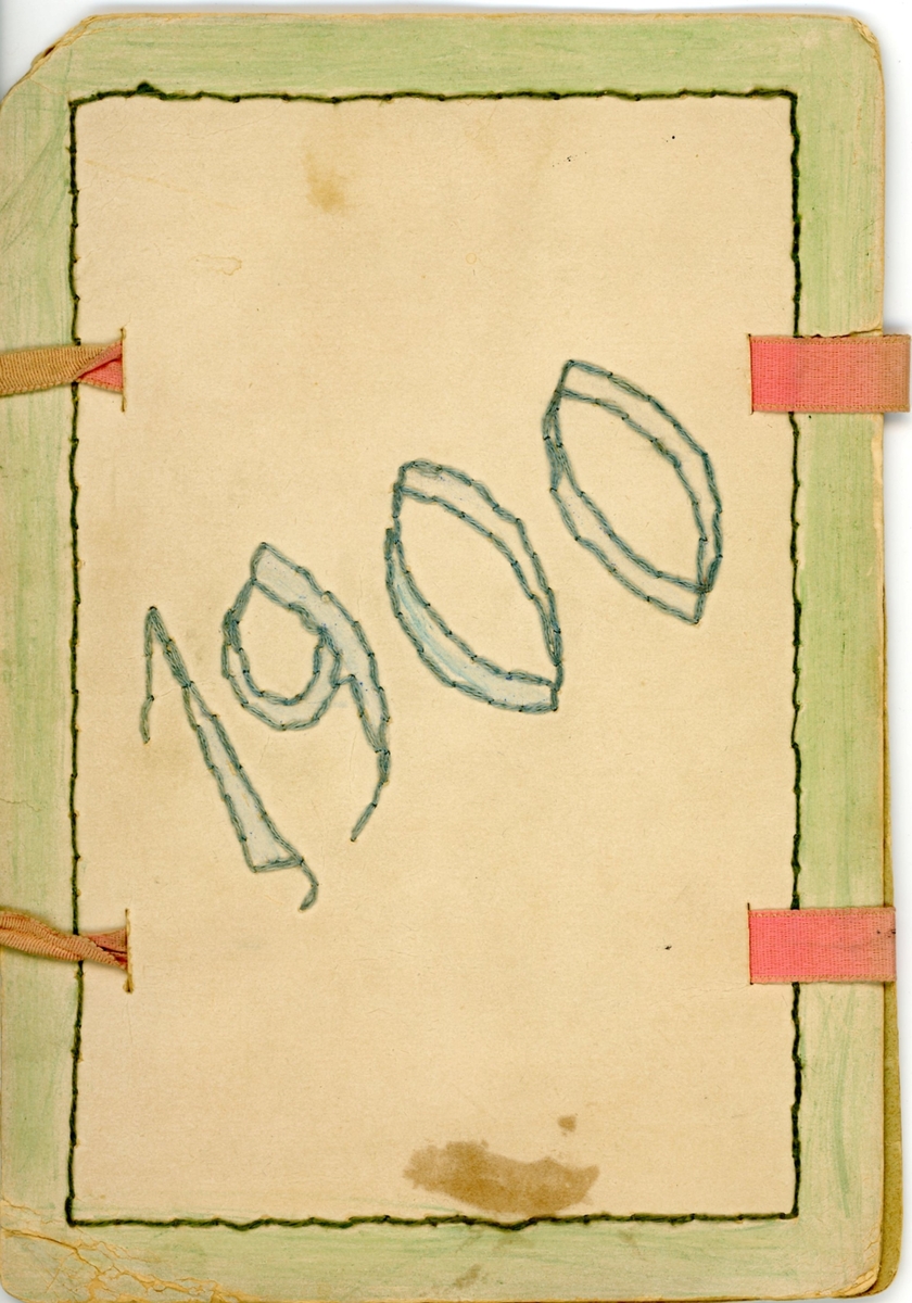 Mapp i papper med ärglagda-och broderade blommor. Årtalet 1900 broderat och färglagt på baksidan. Går att försluta med hjälp av rosa band. Hittades i en brevbunt och innehåller framförallt brev till Ester Hammarstedt.