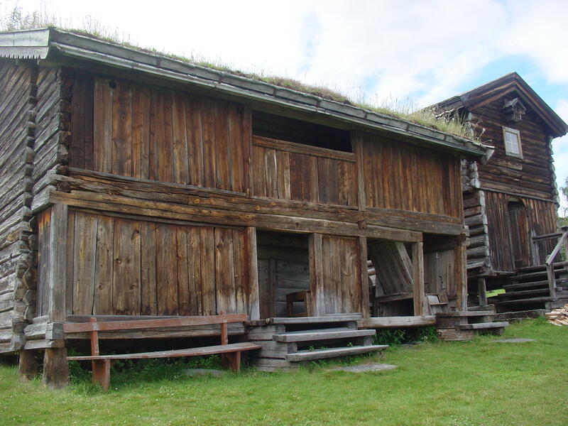 Loftsbygning for oppbevaring av klær Denne loftsbygningen,som er fra første halvdel av 1700-tallet sto tidligere på Bjønngar’n