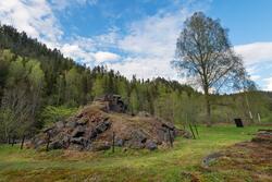 Ruinen etter Fritzøe jernverks masovn på Moholt i Siljan. Fo