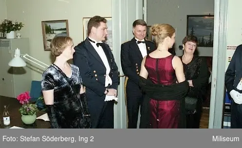Höstmiddag på Ing 2 Officersmäss. Från vänster kapten Bo Kenneth Knutsson, Ing 2 och hans dam (okänd), generalmajor och rikshemvärnschef Alf Sandqvist, med sin dam (okänd), okänd.