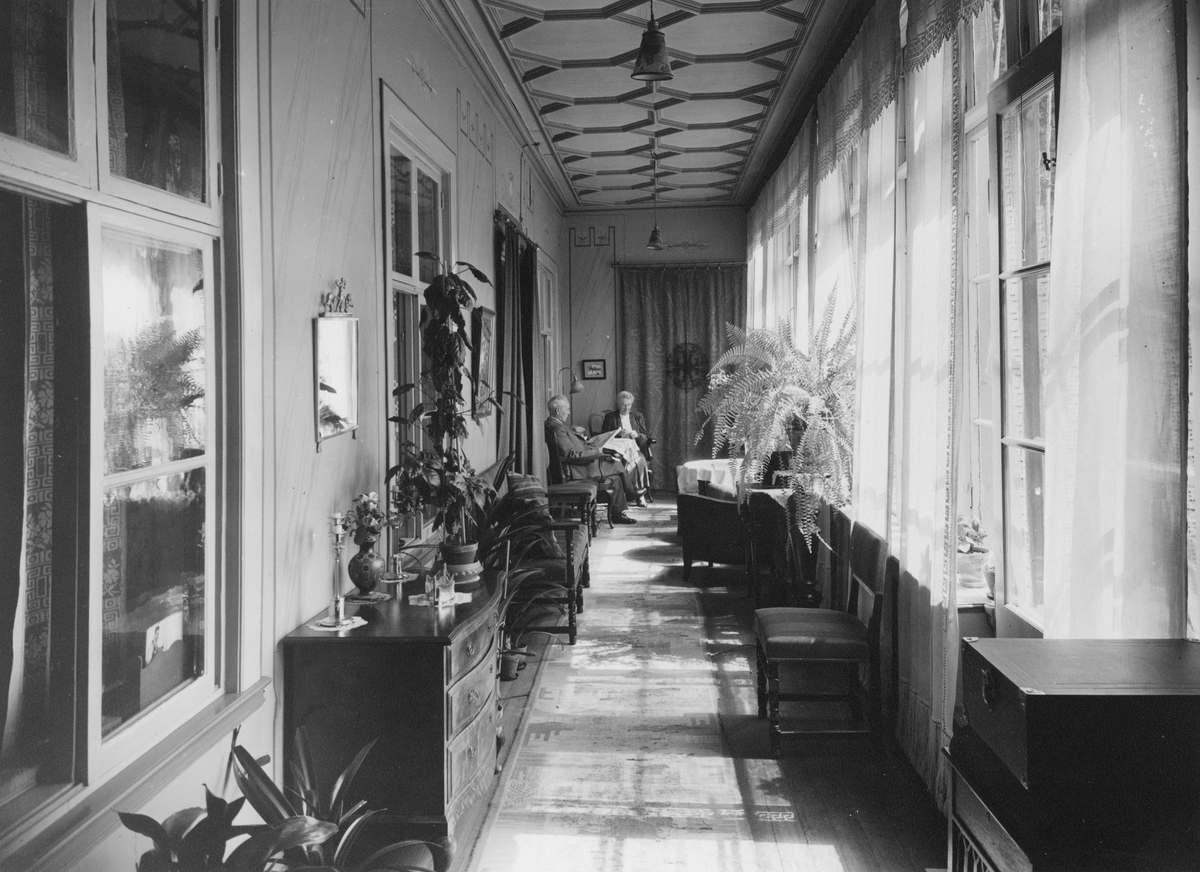 Makarna Antipas och Jenny Berglund i sitt hem på Linnégatan 15 i Linköping.
Fotografiet saknar datering men är rimligtvis taget något eller några år in på 1940-talet.