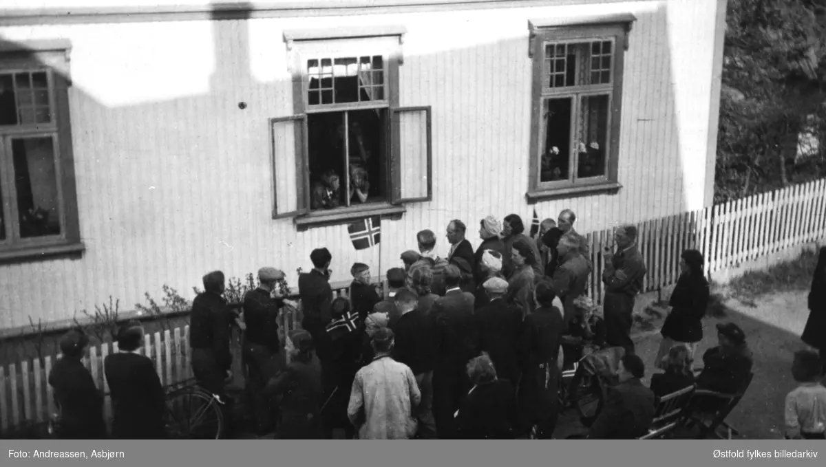 Feiring av frigjøringa etter andre verdenskrig i Øyenkilen i Onsøy 8. mai 1945. Radioen tas fram og Kong Haakon taler.