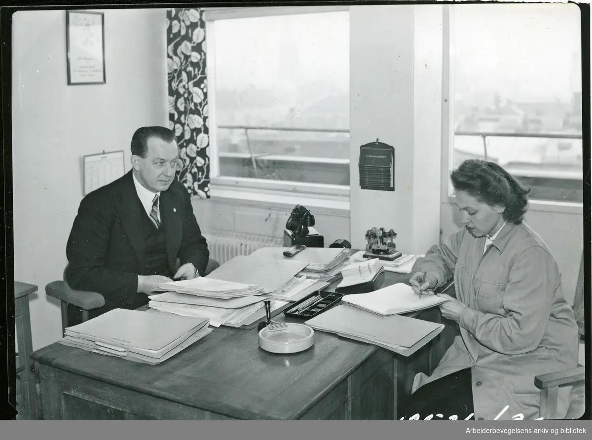 Ole Haugan og sekretær Birgit Erichsen. Norsk Kommuneforbund..Fotospesialisten A/S. 1950-tallet.