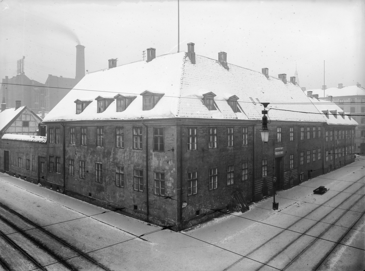 Bygning i krysset Tollbodgata/Dronningens gate, sannsynligvis den bygningen som ble revet for å gi plass til hovedpostkontoret.