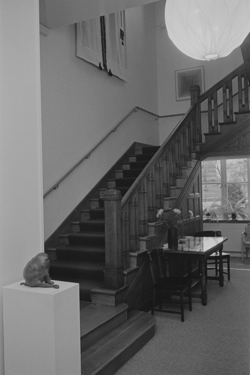 Exteriöra och interiöra bilder av Rådhuset på Fiskartorget i Västerås. Bilderna är tagna i samband med stadsbyggnadskontorets byggnadsminnesinventering under 1970-talets första hälft.