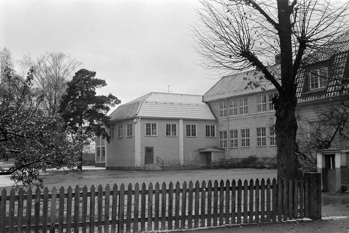 Hammarbyskolan med skolgården - Västerås Stadsarkiv / DigitaltMuseum