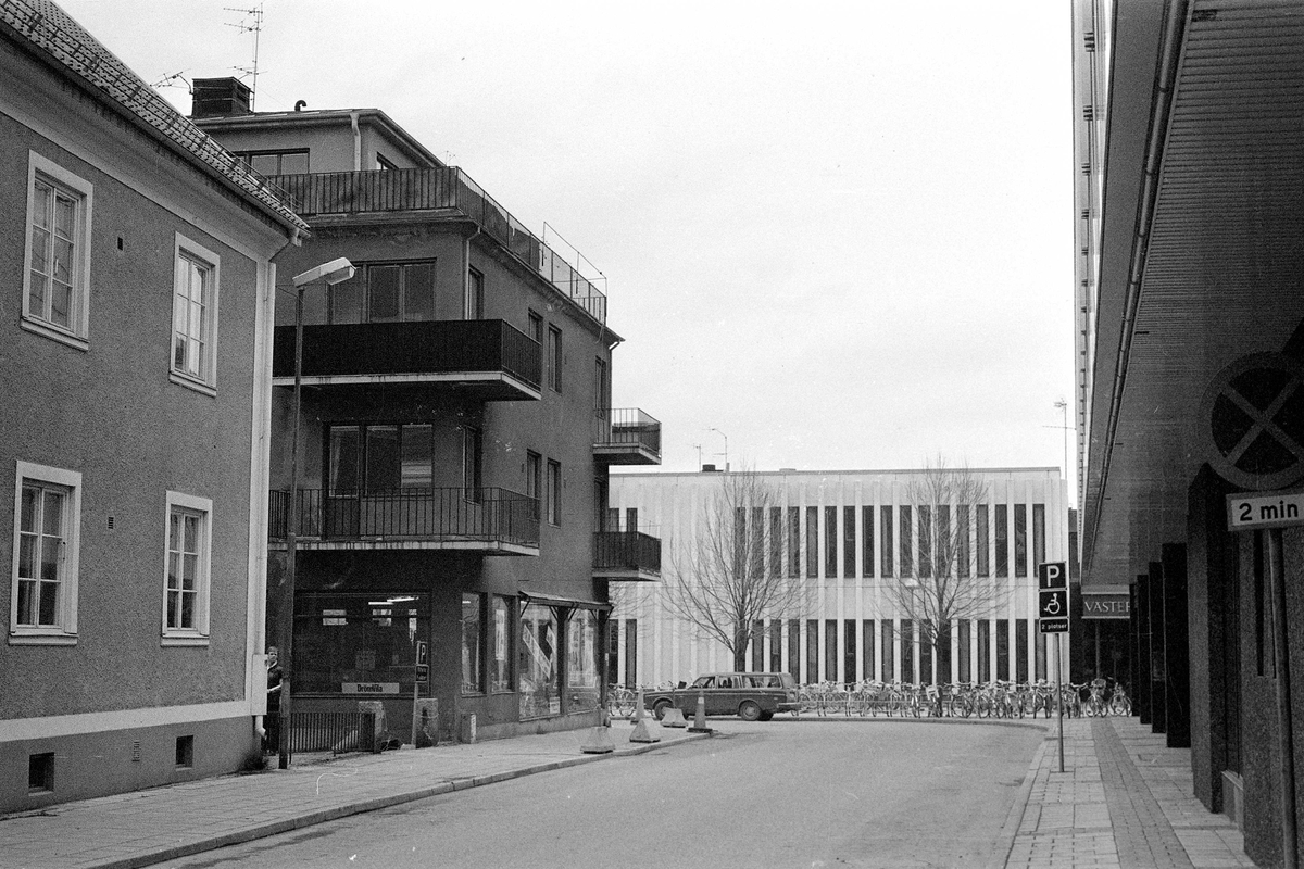Övre Kungsgatan mot Norra Källgatan. Aktuell byggnad är 2:a huset på vänster sida