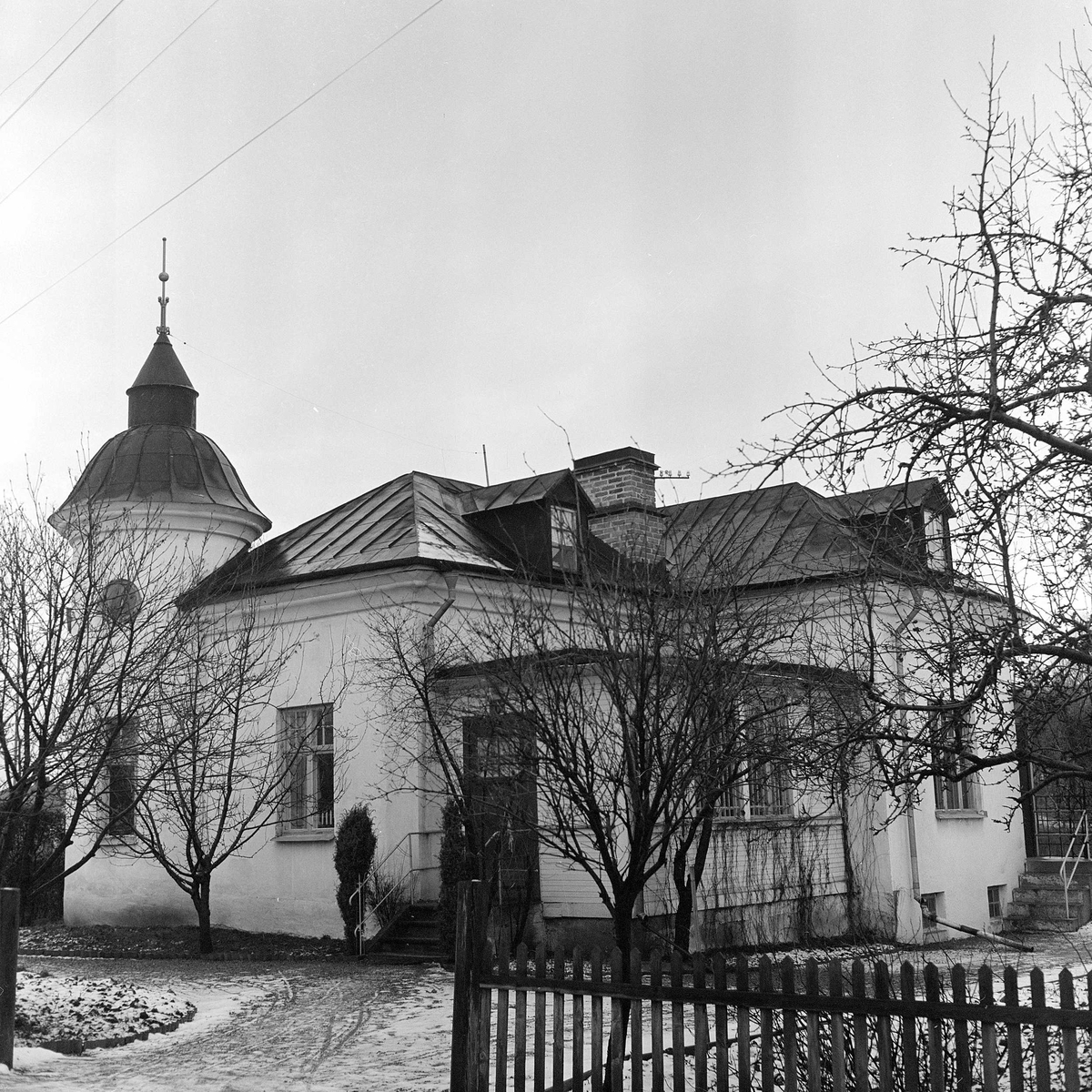 Huset med infarten från Arbogagatan (från söder). Fastighetens byggnader revs ca 1973 - 1980