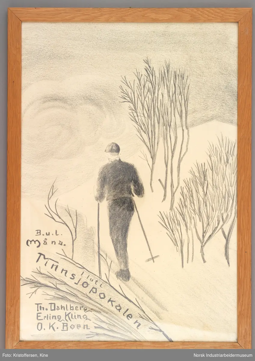 Person med ryggen til går på ski i snødekt landskap