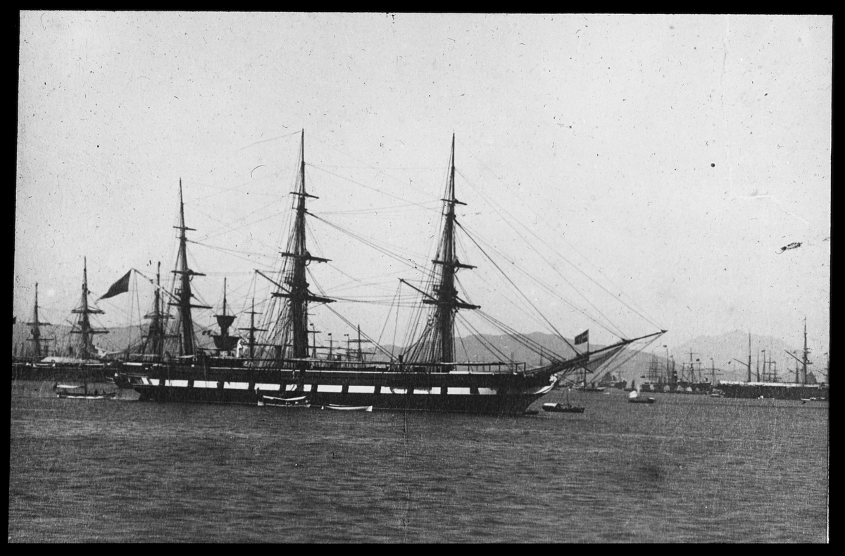 Bilden visar fregatten Vanadis till ankars i Gibraltar omgiven av ett stort antal segelfartyg.