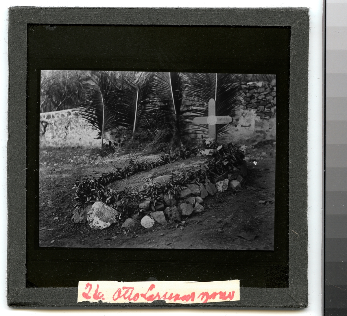 Bilden visar Otto Larssons grav på Nuku Hiva.