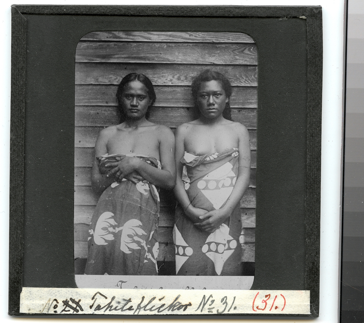 Bilden visar två flickor på Tahiti med traditionella kläder. Enligt Etnografiska Museets bildinformation är det Moea, 18 år och Fatiamai, 15 år från Te Höro, Idaididi.