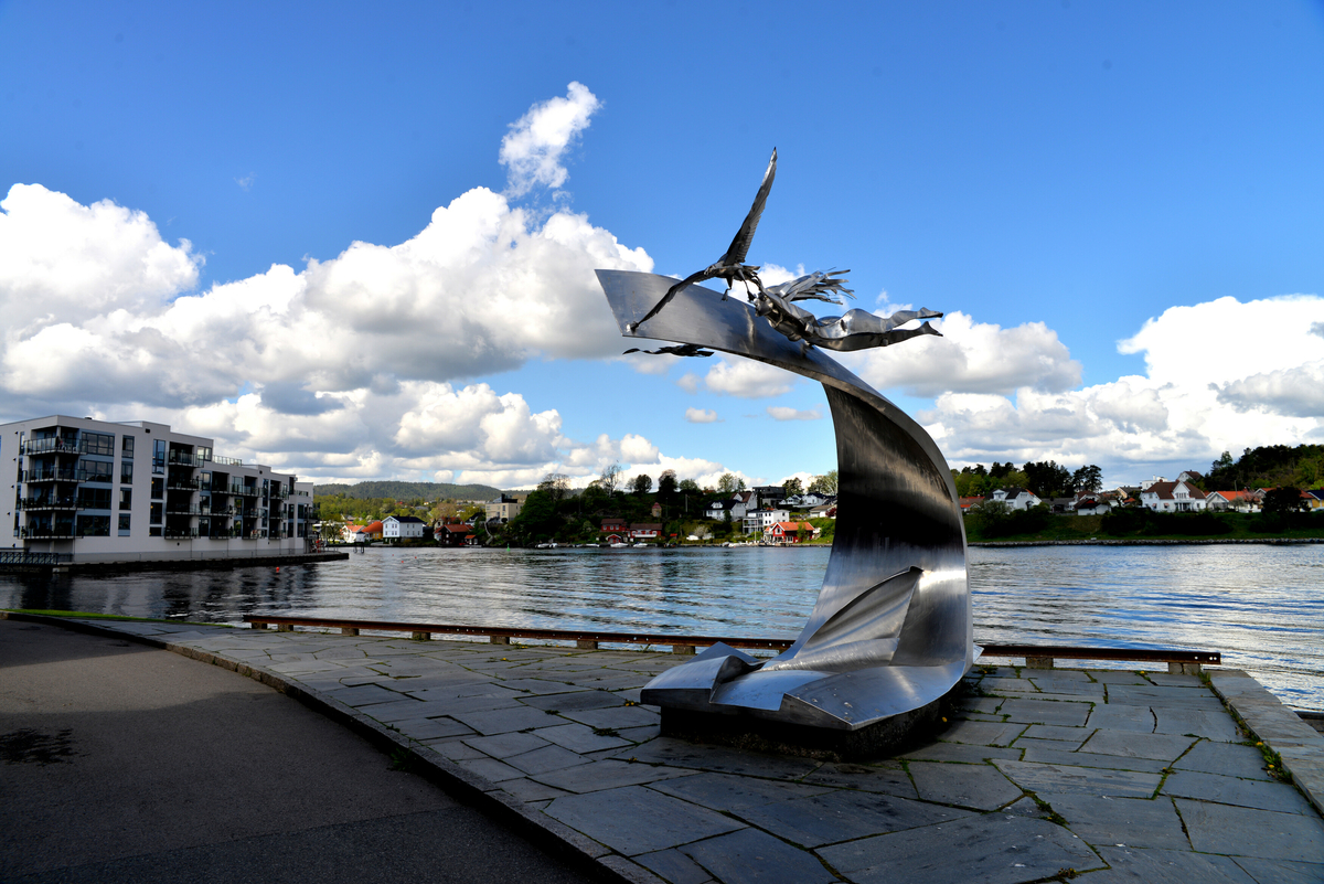 En stor bølge, med Amfitrite og måker. Motivet er havets gudinne, Neptuns hustru med to sjøfugler
Spesielle detaljer: En stor nonfigurativ bølgeform, påmontert figurativ figur og fugler. Den eneste skulptur av sitt slag i Norge.