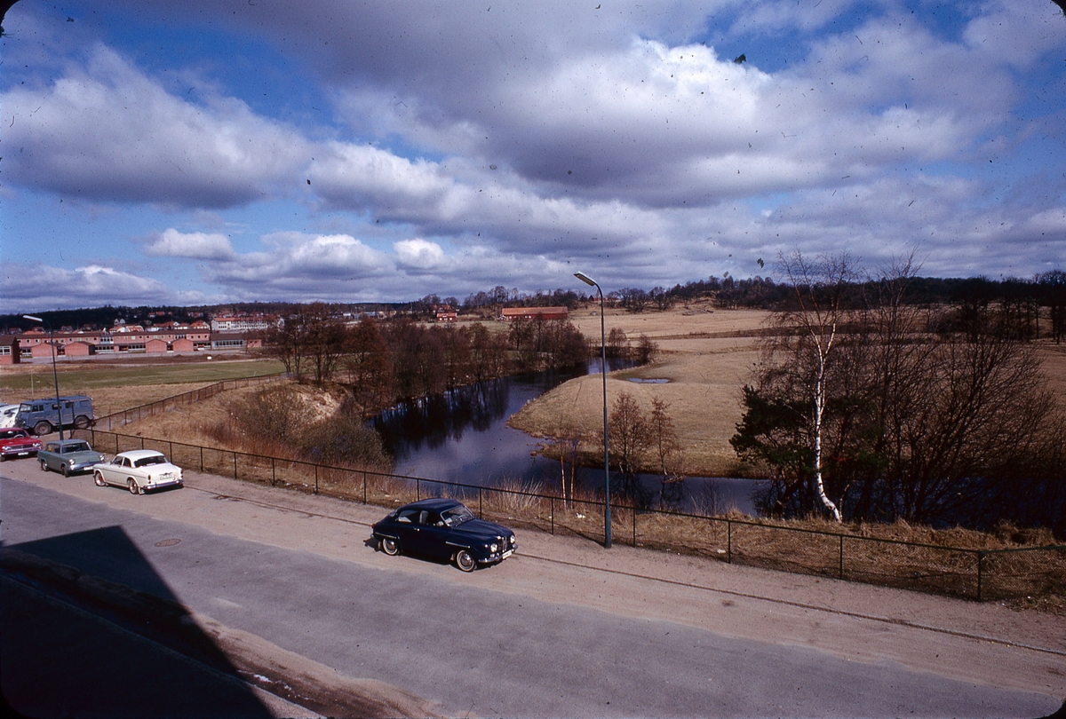 Vy från Östlyckan mot Östlyckeskolan och Brogården med Säveån i mitten. 1967