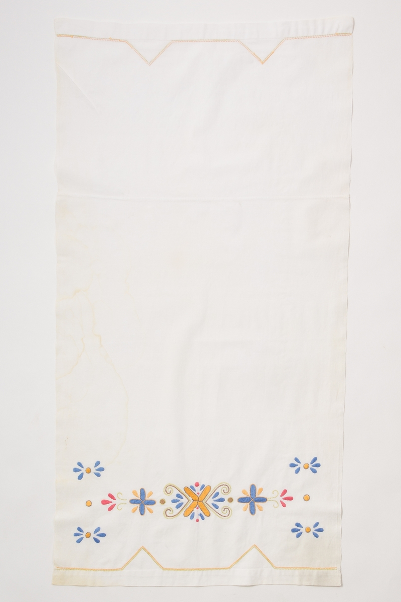Pyntehåndkle med mangefarget brodert blomsterdekor på hvitt bomullsstoff