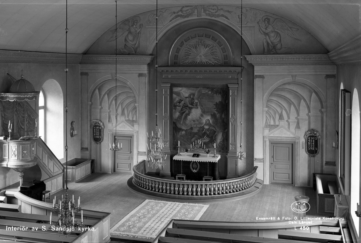 Södra Sandsjö kyrka uppfördes 1836-1837 i empirestil efter ritningar av arkitekt Samuel Enander. Den 9 september 1838 invigdes kyrkan av biskop Esaias Tegnér.
Interiören präglas av de höga rundbågefönstren och takets trätunnvalv samt den omfattande dekormålningen som täcker hela korväggen, utförd 1837 av Carl Strömberg, Karlshamn. 
Beträffande dekormålningen tillkom denna istället för traditionell altarprydnad. I korväggens rika dekoration ingick en altarmålning med ett omgivande klassicistiskt arkitekturmåleri i grisailleteknik. 1873 överkalkades Strömbergs omfattande dekor, men denna framtogs på nytt vid restaureringen 1927.
Altartavlan är en kalkmålning utförd 1837 på östra korväggen av Carl Strömberg. Motivet är Jesus i Getsemane.