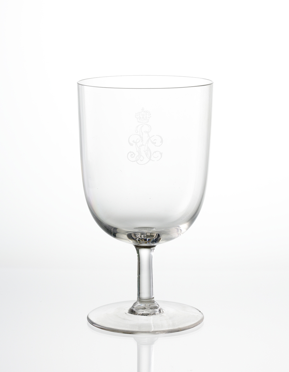 Design: Okänd.
Ölglas. Slät, kupa med etsat monogram: "RBC" under kunglig krona.
