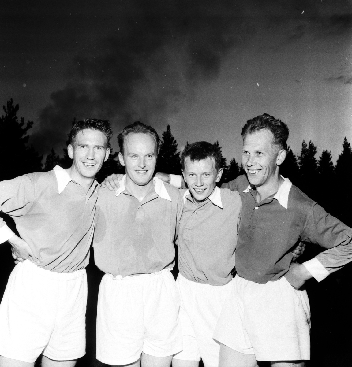 Fotbollsspelare från Marma IF i samband med match mot Gefle IF 1957.