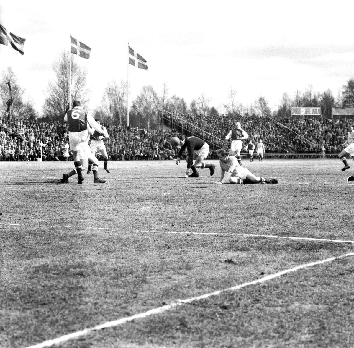 Sandvikens IF möter Malmö FF i fotbollsallsvenskan 1958.