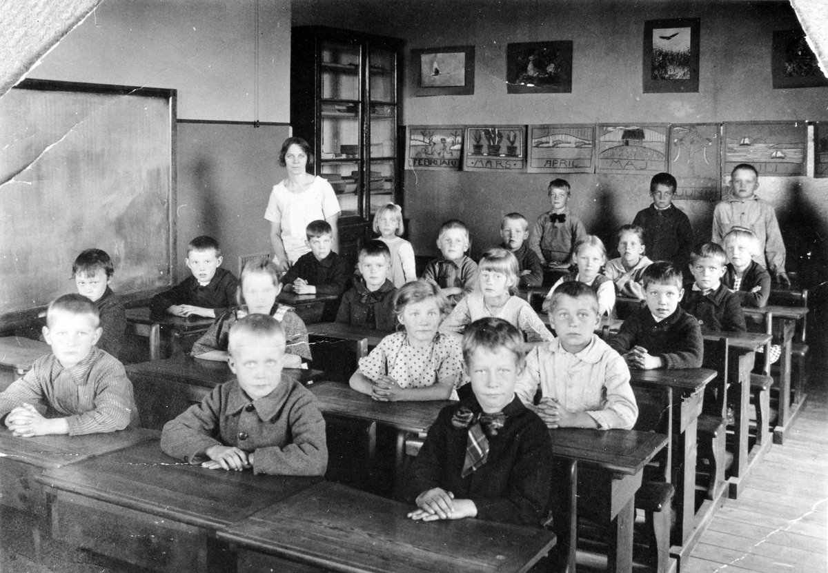 Klass 2 på Norra skolan 1925 med lärarinnan Ester Bergqvist.