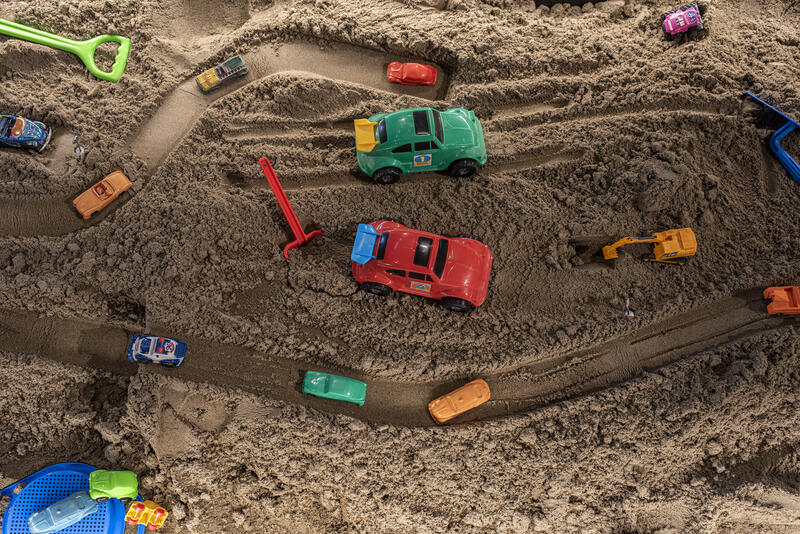 Lekebiler og diverse sandkasseleker i sandkasse.