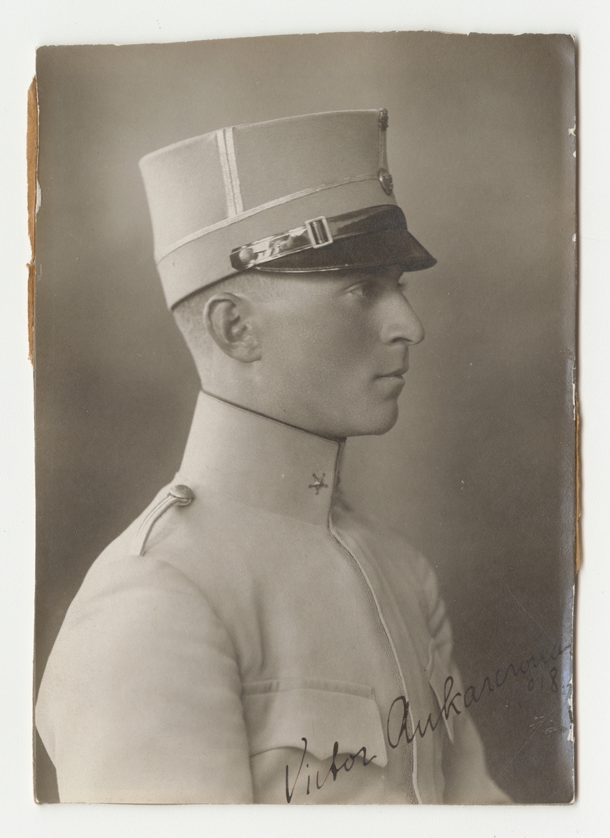 Porträtt av Victor Ankarcrona, underlöjtnant vid kavalleriet.