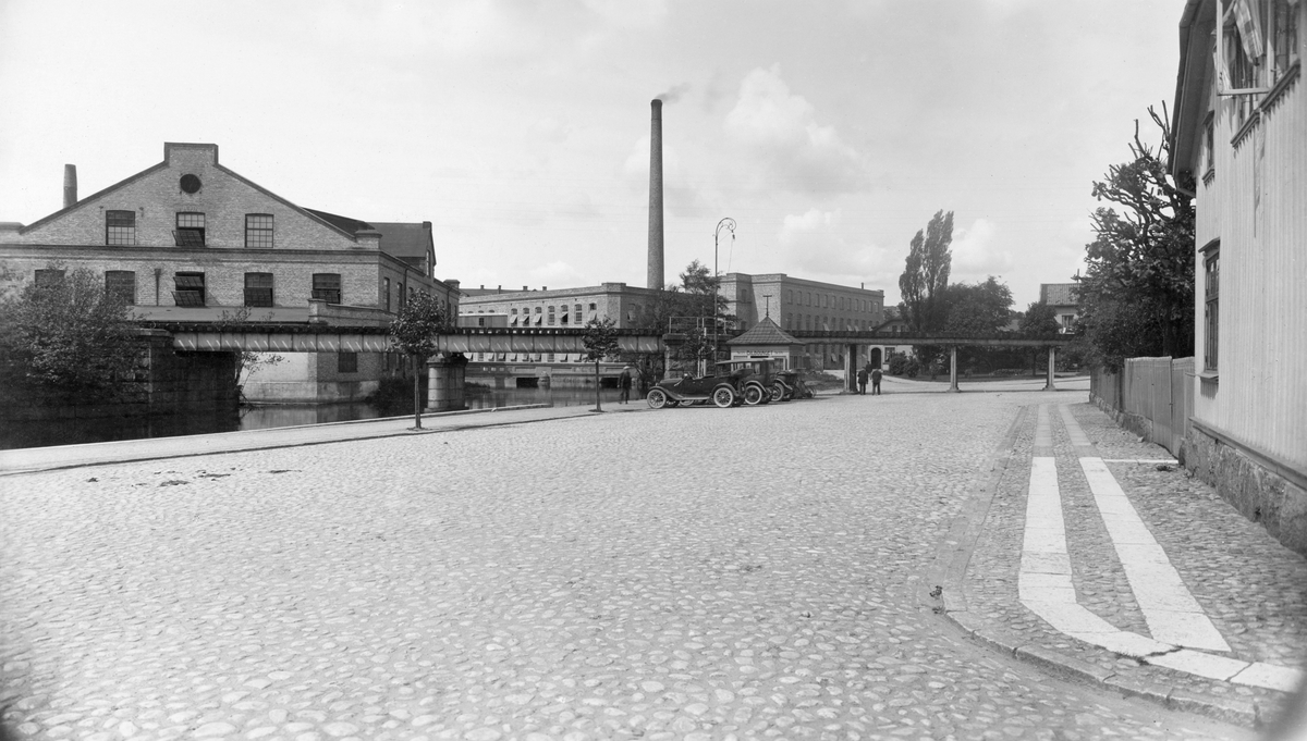 Nybrogatan med åkeri och Borås Wäveri i kvarteret Tryckaren t.v. år 1924.