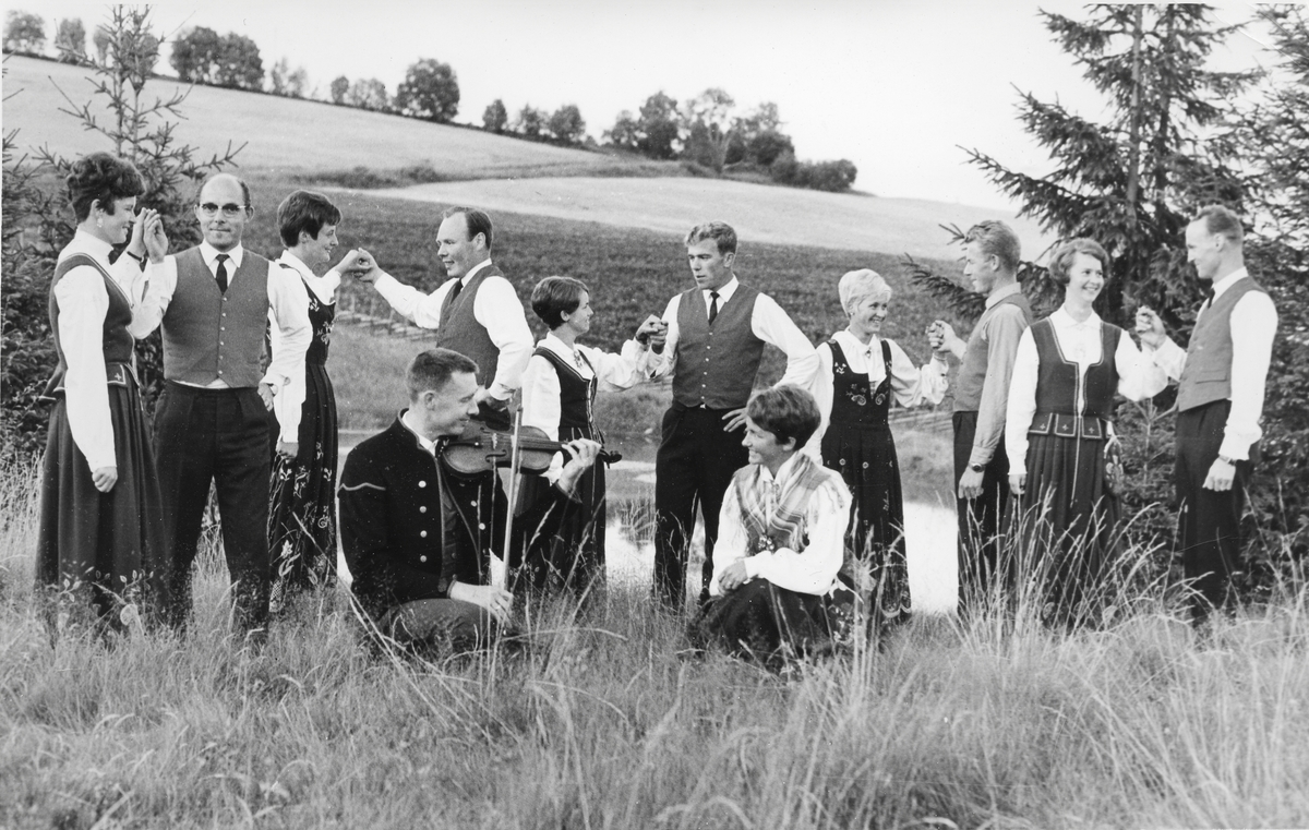 Dansere fra Vardal bygdeungdomslag på Eiktunet 1968