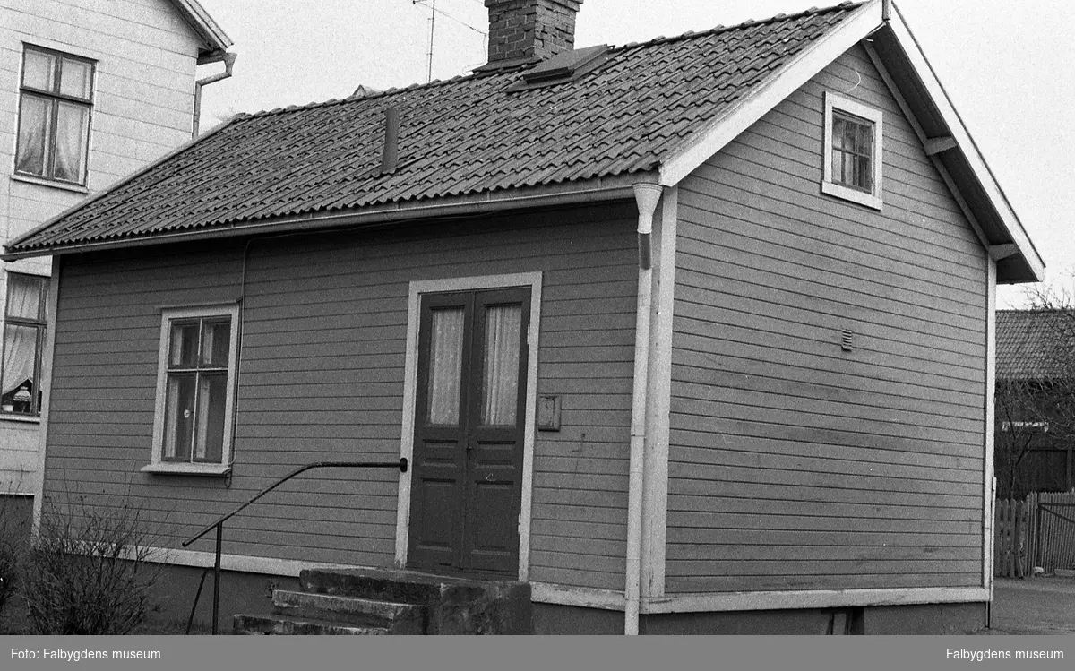 Byggnadsinventering 1972. Tunnbindaren stä 114. Gårdssidan.
