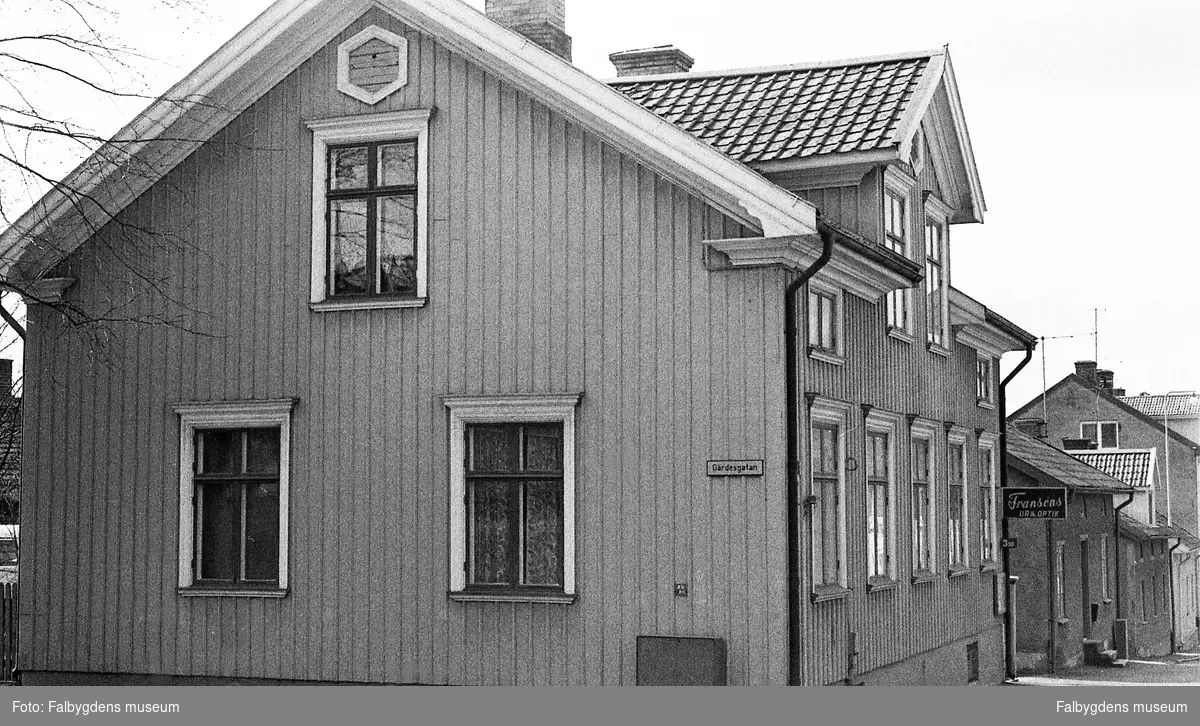 Byggnadsinventering 1972. Tunnbindaren stä 112. Östra gaveln och gatusidan.