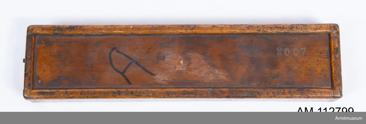 Vattenpass av svart- och guldmålat gjutjärn med mässingsdetaljer, i låda av trä märkt "2007". Vattenpasset är märkt "Davis Level & Tool Co's Adjustable spirit level, Pat.Sep 17. 1867".