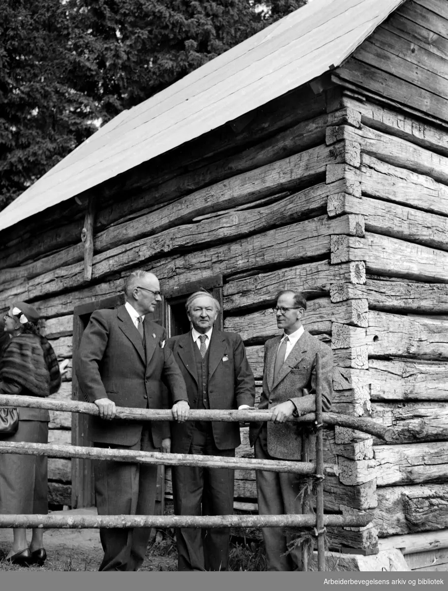 Folkemuseet på Bygdøy. Fra venstre; generalkonsul Th. Siqveland (antatt), professor Jacob S. Worm-Müller og museumsdirektør Anders Reidar Kjellberg ved pionerhytta fra Kindred i Nord-Dakota. Juni 1955