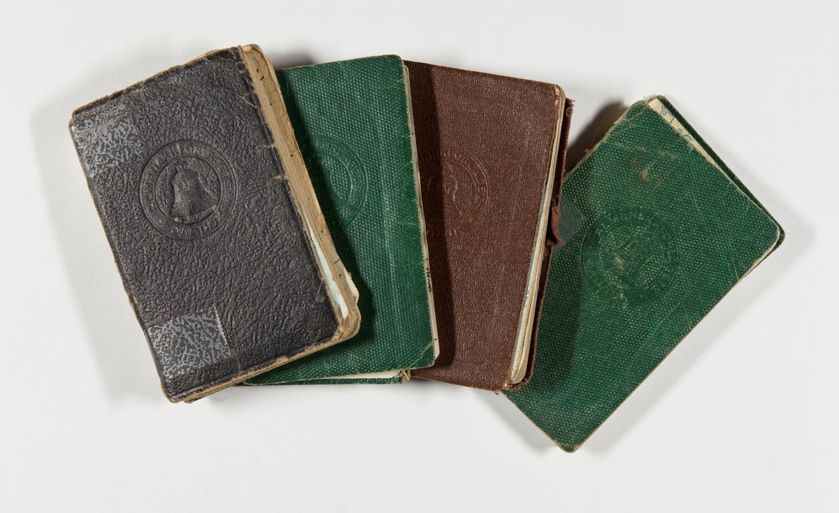 Fire almanakker fra 1941 og 1943-1945. Noen av dem har løse utklipp og notater i permen.
