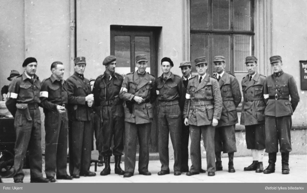 Milorg i Sarpsborg-distriktet utenfor Sarpsborg jernbanestasjon i  mai 1945. Ukjent gruppe menn i uniform, hjemmestyrkene.