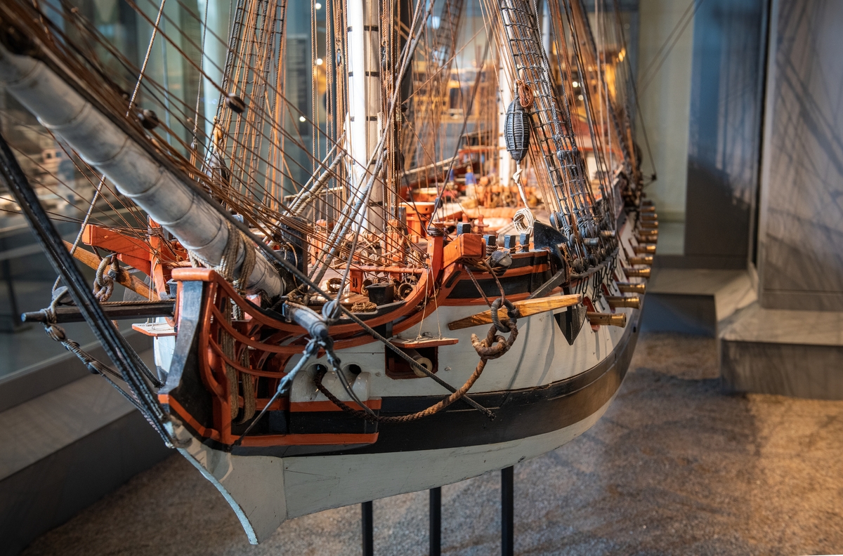 Modell av fregatt av Bellona-typ i Sjöhistoriska museets utställning Klart skepp.