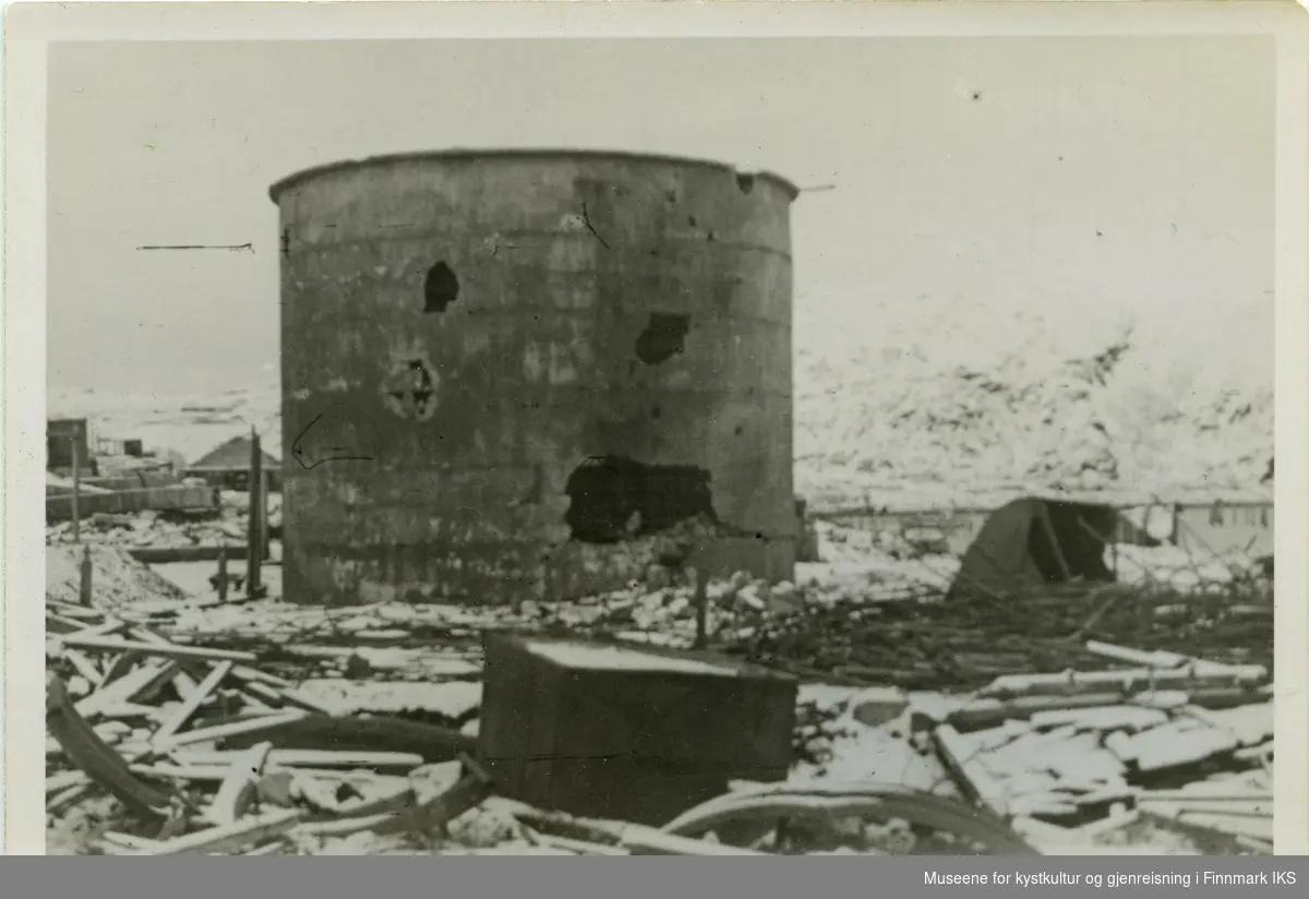 Ødelagt tank i Hammerfest etter andre verdenskrig. Muligens har tanken tilhørt anlegget på Rypklubben.